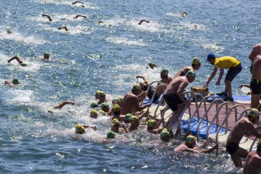 İSTANBUL, TURKEY - 23 HAZİRAN, 2017: İstanbul 'da Boğaziçi Boğazlar Arası Yüzme Yarışı sırasında birçok erkek ve kadın yüzücü