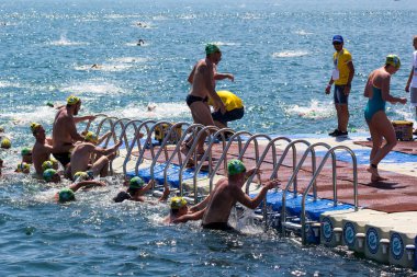 İSTANBUL, TURKEY - 23 HAZİRAN, 2017: İstanbul 'da Boğaziçi Boğazlar Arası Yüzme Yarışı sırasında birçok erkek ve kadın yüzücü
