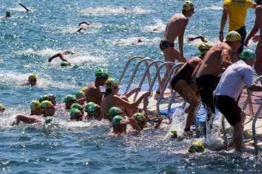 İSTANBUL, TURKEY - 23 HAZİRAN, 2017: İstanbul 'da Boğaziçi Boğazlar Arası Yüzme Yarışı sırasında birçok erkek ve kadın yüzücü