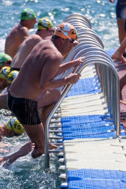 İSTANBUL, TURKEY - 23 HAZİRAN, 2017: İstanbul 'da Boğaziçi Boğazlar Arası Yüzme Yarışı sırasında birçok erkek ve kadın yüzücü