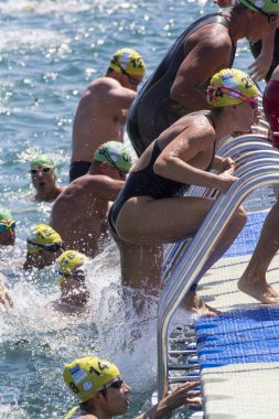 İSTANBUL, TURKEY - 23 HAZİRAN, 2017: İstanbul 'da Boğaziçi Boğazlar Arası Yüzme Yarışı sırasında birçok erkek ve kadın yüzücü