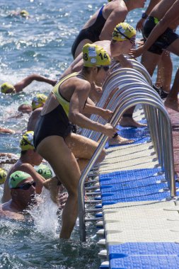 İSTANBUL, TURKEY - 23 HAZİRAN, 2017: İstanbul 'da Boğaziçi Boğazlar Arası Yüzme Yarışı sırasında birçok erkek ve kadın yüzücü