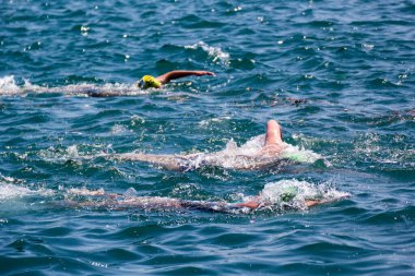 İSTANBUL, TURKEY - 23 Temmuz 2017: İstanbul 'daki Boğaz' da kıtalararası yüzme yarışı sırasında çok sayıda insan yüzüyor