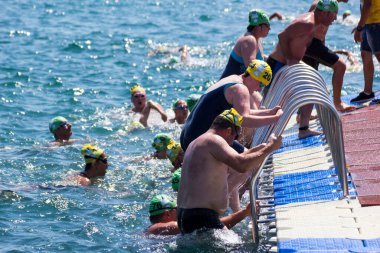 İSTANBUL, TURKEY - 23 HAZİRAN, 2017: İstanbul 'da Boğaziçi Boğazlar Arası Yüzme Yarışı sırasında birçok erkek ve kadın yüzücü