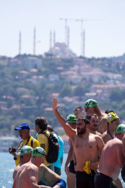 İSTANBUL, TURKEY - 23 HAZİRAN, 2017: İstanbul 'da Boğaziçi Boğazlar Arası Yüzme Yarışı sırasında birçok erkek ve kadın yüzücü