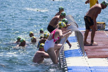 İSTANBUL, TURKEY - 23 HAZİRAN, 2017: İstanbul 'da Boğaziçi Boğazlar Arası Yüzme Yarışı sırasında birçok erkek ve kadın yüzücü