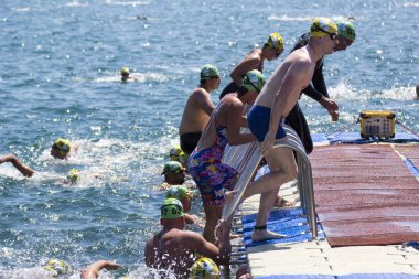 İSTANBUL, TURKEY - 23 HAZİRAN, 2017: İstanbul 'da Boğaziçi Boğazlar Arası Yüzme Yarışı sırasında birçok erkek ve kadın yüzücü