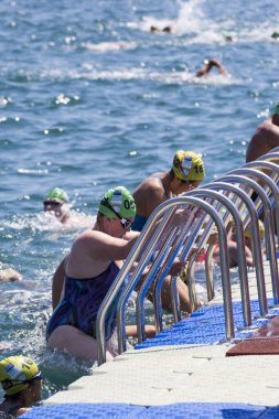 İSTANBUL, TURKEY - 23 HAZİRAN, 2017: İstanbul 'da Boğaziçi Boğazlar Arası Yüzme Yarışı sırasında birçok erkek ve kadın yüzücü