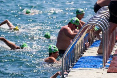 İSTANBUL, TURKEY - 23 HAZİRAN, 2017: İstanbul 'da Boğaziçi Boğazlar Arası Yüzme Yarışı sırasında birçok erkek ve kadın yüzücü
