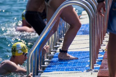 İSTANBUL, TURKEY - 23 HAZİRAN, 2017: İstanbul 'da Boğaziçi Boğazlar Arası Yüzme Yarışı sırasında birçok erkek ve kadın yüzücü