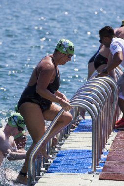 İSTANBUL, TURKEY - 23 HAZİRAN, 2017: İstanbul 'da Boğaziçi Boğazlar Arası Yüzme Yarışı sırasında birçok erkek ve kadın yüzücü