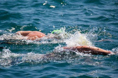 İSTANBUL, TURKEY - 23 Temmuz 2017: İstanbul 'daki Boğaz' da kıtalararası yüzme yarışı sırasında çok sayıda insan yüzüyor