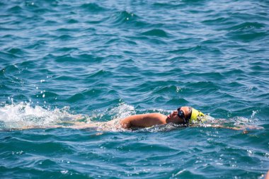İSTANBUL, TURKEY - 23 Temmuz 2017: İstanbul 'daki Boğaz' da kıtalararası yüzme yarışı sırasında çok sayıda insan yüzüyor
