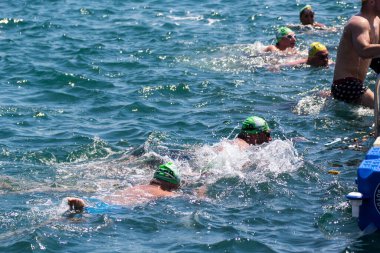 İSTANBUL, TURKEY - 23 Temmuz 2017: İstanbul 'daki Boğaz' da kıtalararası yüzme yarışı sırasında çok sayıda insan yüzüyor