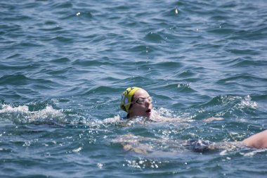 İSTANBUL, TURKEY - 23 Temmuz 2017: İstanbul 'daki Boğaz' da kıtalararası yüzme yarışı sırasında çok sayıda insan yüzüyor