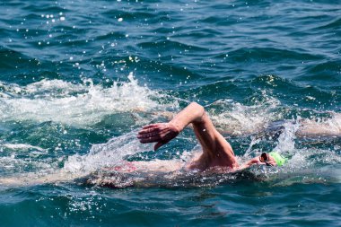 İSTANBUL, TURKEY - 23 Temmuz 2017: İstanbul 'daki Boğaz' da kıtalararası yüzme yarışı sırasında çok sayıda insan yüzüyor