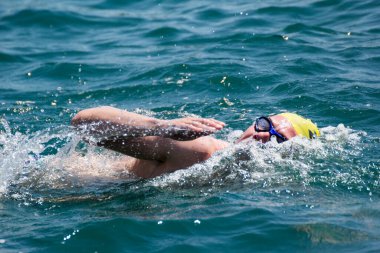 İSTANBUL, TURKEY - 23 Temmuz 2017: İstanbul 'daki Boğaz' da kıtalararası yüzme yarışı sırasında çok sayıda insan yüzüyor