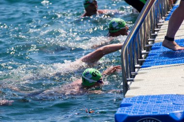 İSTANBUL, TURKEY - 23 HAZİRAN, 2017: İstanbul 'da Boğaziçi Boğazlar Arası Yüzme Yarışı sırasında birçok erkek ve kadın yüzücü