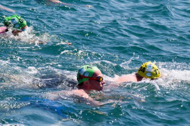 İSTANBUL, TURKEY - 23 Temmuz 2017: İstanbul 'daki Boğaz' da kıtalararası yüzme yarışı sırasında çok sayıda insan yüzüyor