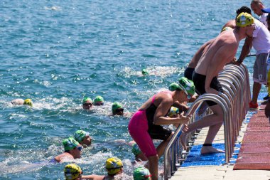 İSTANBUL, TURKEY - 23 HAZİRAN, 2017: İstanbul 'da Boğaziçi Boğazlar Arası Yüzme Yarışı sırasında birçok erkek ve kadın yüzücü