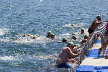 İSTANBUL, TURKEY - 23 HAZİRAN, 2017: İstanbul 'da Boğaziçi Boğazlar Arası Yüzme Yarışı sırasında birçok erkek ve kadın yüzücü