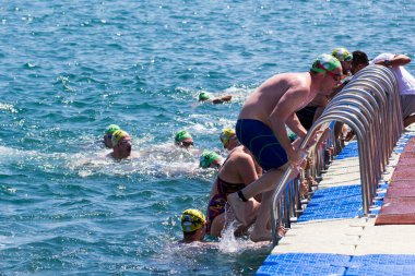 İSTANBUL, TURKEY - 23 HAZİRAN, 2017: İstanbul 'da Boğaziçi Boğazlar Arası Yüzme Yarışı sırasında birçok erkek ve kadın yüzücü
