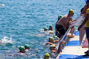 İSTANBUL, TURKEY - 23 HAZİRAN, 2017: İstanbul 'da Boğaziçi Boğazlar Arası Yüzme Yarışı sırasında birçok erkek ve kadın yüzücü