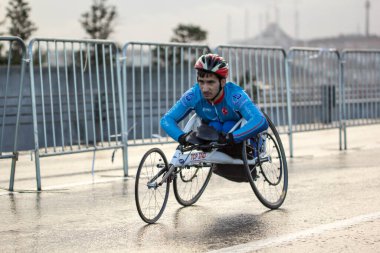 İSTANBUL, TURKEY - 13 Kasım 2016: 38. İstanbul Avrasya Maratonu 'nda İstanbul Boğaz Köprüsü' nden Avrupa 'ya geçen adam 