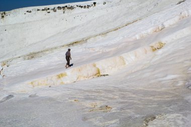 Pamukkale. Türkiye - 23 Eylül 2017: Pamukkale veya Cotton Castle, Travertine havuz ve teraslarında turistler. Pamukkale, Türkiye 'deki ünlü UNESCO dünya mirası sahası