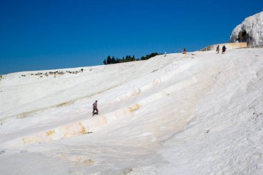 Pamukkale. Türkiye - 23 Eylül 2017: Pamukkale veya Cotton Castle, Travertine havuz ve teraslarında turistler. Pamukkale, Türkiye 'deki ünlü UNESCO dünya mirası sahası