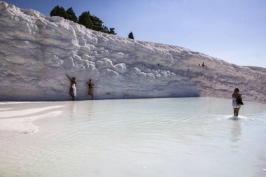 Pamukkale. Türkiye - 23 Eylül 2017: Pamukkale veya Cotton Castle, Travertine havuz ve teraslarında turistler. Pamukkale, Türkiye 'deki ünlü UNESCO dünya mirası sahası