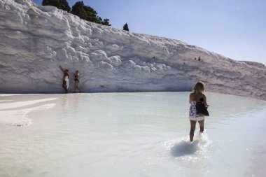 Pamukkale. Türkiye - 23 Eylül 2017: Pamukkale veya Cotton Castle, Travertine havuz ve teraslarında turistler. Pamukkale, Türkiye 'deki ünlü UNESCO dünya mirası sahası