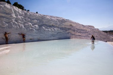 Pamukkale. Türkiye - 23 Eylül 2017: Pamukkale veya Cotton Castle, Travertine havuz ve teraslarında turistler. Pamukkale, Türkiye 'deki ünlü UNESCO dünya mirası sahası