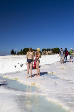 Pamukkale. Türkiye - 23 Eylül 2017: Pamukkale veya Cotton Castle, Travertine havuz ve teraslarında turistler. Pamukkale, Türkiye 'deki ünlü UNESCO dünya mirası sahası