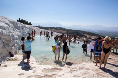 Pamukkale. Türkiye - 23 Eylül 2017: Pamukkale veya Cotton Castle, Travertine havuz ve teraslarında turistler. Pamukkale, Türkiye 'deki ünlü UNESCO dünya mirası sahası