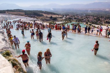 Pamukkale. Türkiye - 23 Eylül 2017: Pamukkale veya Cotton Castle, Travertine havuz ve teraslarında turistler. Pamukkale, Türkiye 'deki ünlü UNESCO dünya mirası sahası