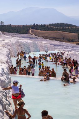 Pamukkale. Türkiye - 23 Eylül 2017: Pamukkale veya Cotton Castle, Travertine havuz ve teraslarında turistler. Pamukkale, Türkiye 'deki ünlü UNESCO dünya mirası sahası
