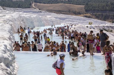 Pamukkale. Türkiye - 23 Eylül 2017: Pamukkale veya Cotton Castle, Travertine havuz ve teraslarında turistler. Pamukkale, Türkiye 'deki ünlü UNESCO dünya mirası sahası