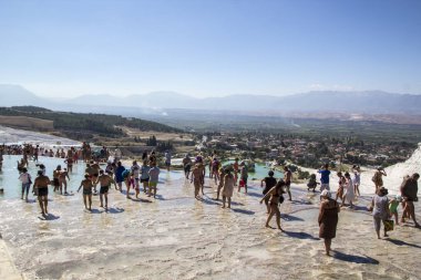 Pamukkale. Türkiye - 23 Eylül 2017: Pamukkale veya Cotton Castle, Travertine havuz ve teraslarında turistler. Pamukkale, Türkiye 'deki ünlü UNESCO dünya mirası sahası