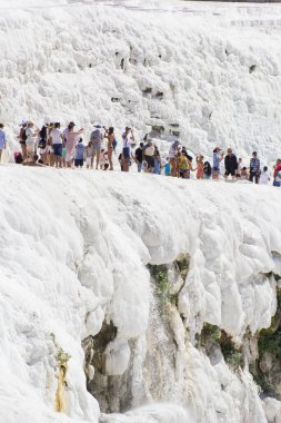 Pamukkale. Türkiye - 23 Eylül 2017: Pamukkale veya Cotton Castle, Travertine havuz ve teraslarında turistler. Pamukkale, Türkiye 'deki ünlü UNESCO dünya mirası sahası