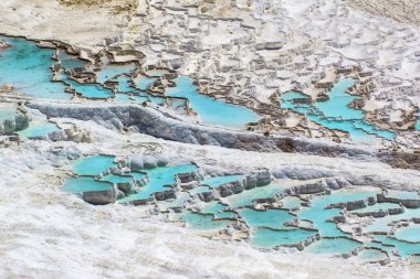 Pamukkale. Türkiye - 23 Eylül 2017: Pamukkale veya Cotton Castle, Travertine havuz ve teraslarında turistler. Pamukkale, Türkiye 'deki ünlü UNESCO dünya mirası sahası