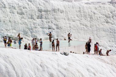 Pamukkale. Türkiye - 23 Eylül 2017: Pamukkale veya Cotton Castle, Travertine havuz ve teraslarında turistler. Pamukkale, Türkiye 'deki ünlü UNESCO dünya mirası sahası