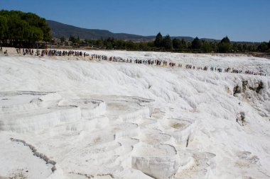 Pamukkale. Türkiye - 23 Eylül 2017: Pamukkale veya Cotton Castle, Travertine havuz ve teraslarında turistler. Pamukkale, Türkiye 'deki ünlü UNESCO dünya mirası sahası