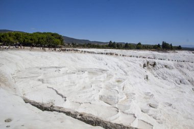 Pamukkale. Türkiye - 23 Eylül 2017: Pamukkale veya Cotton Castle, Travertine havuz ve teraslarında turistler. Pamukkale, Türkiye 'deki ünlü UNESCO dünya mirası sahası