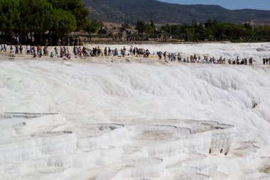 Pamukkale. Türkiye - 23 Eylül 2017: Pamukkale veya Cotton Castle, Travertine havuz ve teraslarında turistler. Pamukkale, Türkiye 'deki ünlü UNESCO dünya mirası sahası