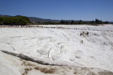 Pamukkale. Türkiye - 23 Eylül 2017: Pamukkale veya Cotton Castle, Travertine havuz ve teraslarında turistler. Pamukkale, Türkiye 'deki ünlü UNESCO dünya mirası sahası