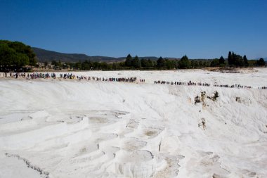 Pamukkale. Türkiye - 23 Eylül 2017: Pamukkale veya Cotton Castle, Travertine havuz ve teraslarında turistler. Pamukkale, Türkiye 'deki ünlü UNESCO dünya mirası sahası