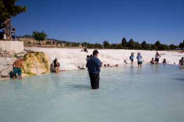 Pamukkale. Türkiye - 23 Eylül 2017: Pamukkale veya Cotton Castle, Travertine havuz ve teraslarında turistler. Pamukkale, Türkiye 'deki ünlü UNESCO dünya mirası sahası