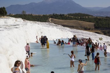 Pamukkale. Türkiye - 23 Eylül 2017: Pamukkale veya Cotton Castle, Travertine havuz ve teraslarında turistler. Pamukkale, Türkiye 'deki ünlü UNESCO dünya mirası sahası