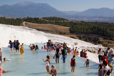 Pamukkale. Türkiye - 23 Eylül 2017: Pamukkale veya Cotton Castle, Travertine havuz ve teraslarında turistler. Pamukkale, Türkiye 'deki ünlü UNESCO dünya mirası sahası